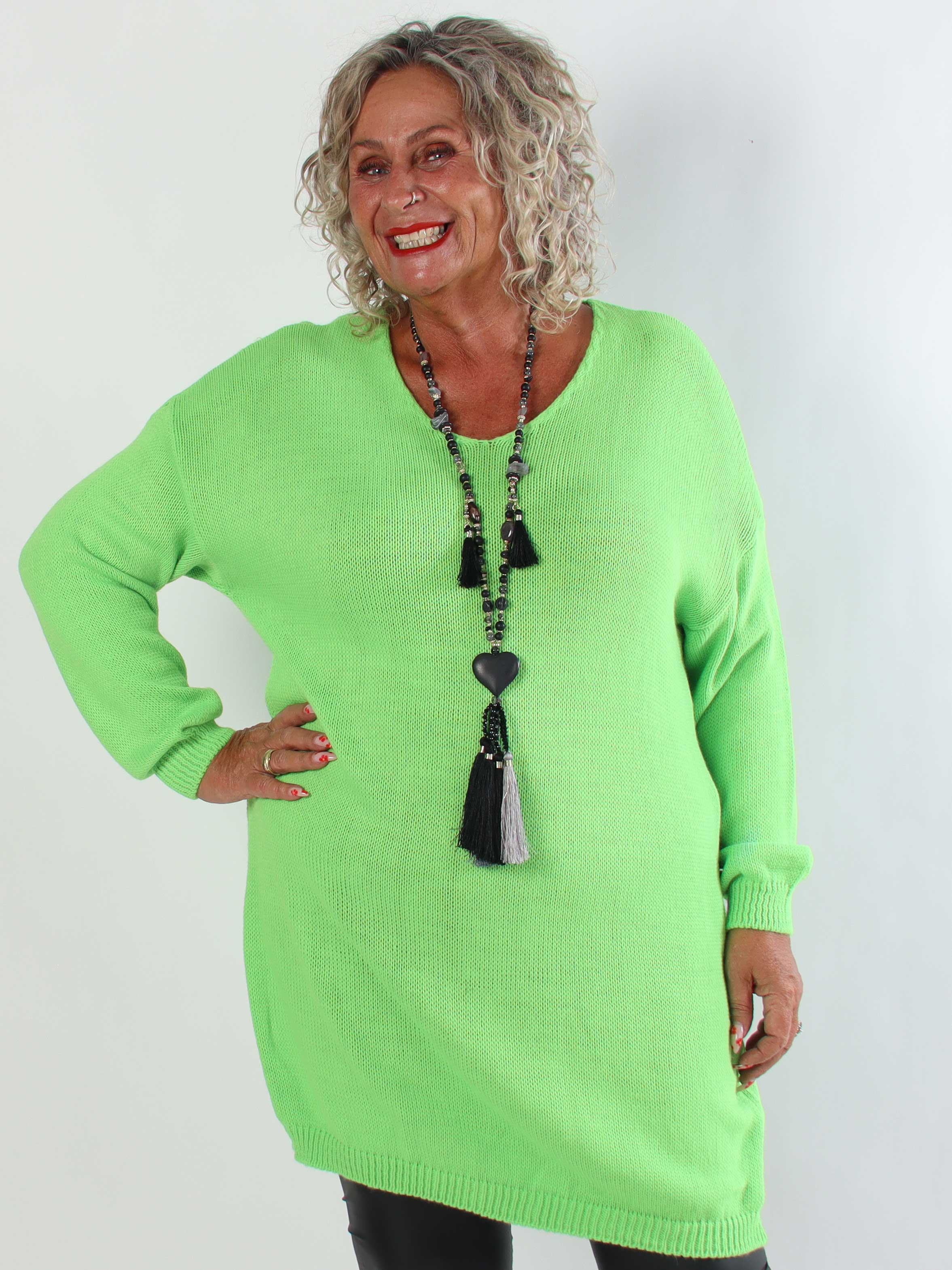 Estelle - Plus size strikkjole med feminin v-udskæring